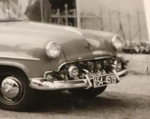 tolles altes Foto - Hochzeitspaar mit Oldtimer Opel Olympia - 50er Jahre Zonenke