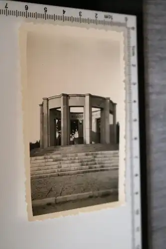 tolles altes Foto - Denkmal ? Ehrenmal ?? Wappen  - militärisch ? 
