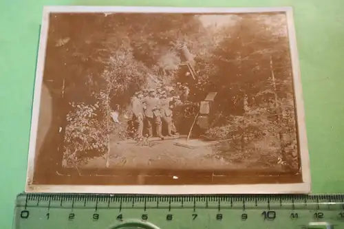 tolles altes Foto - Soldaten posieren mit einem großen Geschütz