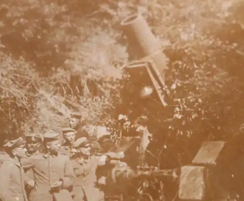 tolles altes Foto - Soldaten posieren mit einem großen Geschütz