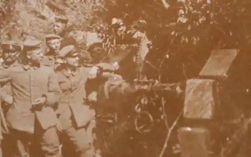 tolles altes Foto - Soldaten posieren mit einem großen Geschütz