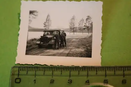 tolles altes kleines Foto - Soldaten posieren mit Fahrzeug -  Div- Abzeichen 