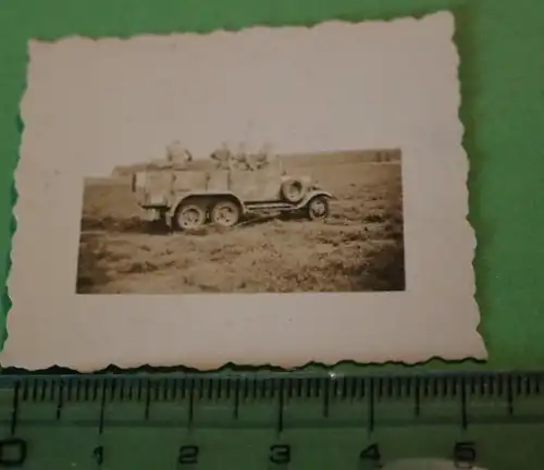 tolles altes kleines Foto - Soldaten auf Wehrmachtsfahrzeug dreiachsig