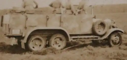 tolles altes kleines Foto - Soldaten auf Wehrmachtsfahrzeug dreiachsig