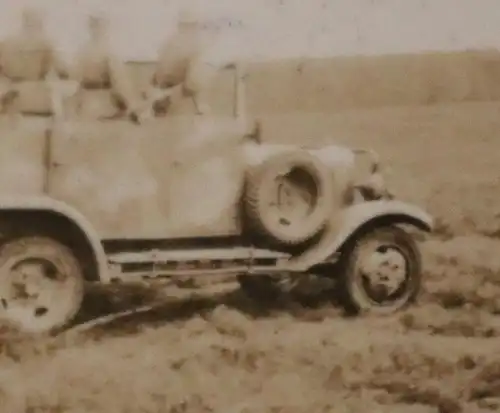 tolles altes kleines Foto - Soldaten auf Wehrmachtsfahrzeug dreiachsig