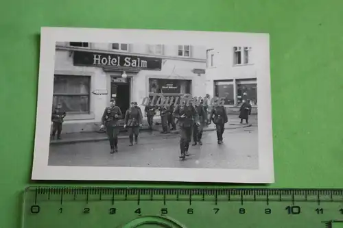 tolles altes Foto - Soldaten vor dem Hotel Salm  - Duisburg ???