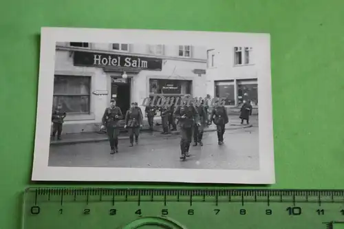 tolles altes Foto - Soldaten vor dem Hotel Salm  - Duisburg ??? 