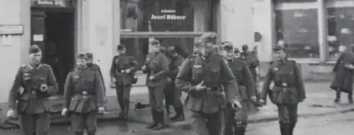 tolles altes Foto - Soldaten vor dem Hotel Salm  - Duisburg ???