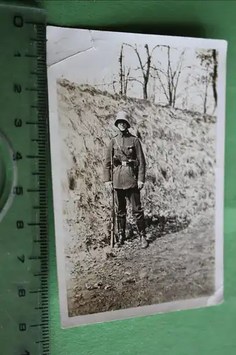 tolles altes Foto - Soldat mit Stahlhelm und Gewehr - Reichswehr ??
