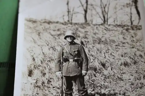 tolles altes Foto - Soldat mit Stahlhelm und Gewehr - Reichswehr ??