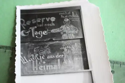 tolles altes Foto - Tafel mit Soldatenzeichnung - Reserve hat Ruh