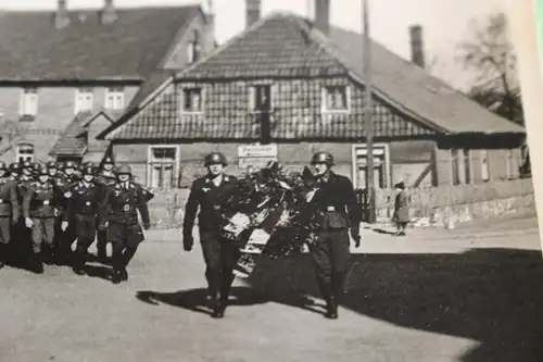 interessantes altes Foto - Soldaten Kranzniederlegung - Niedersachsen