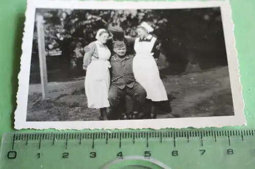 tolles altes Foto - Soldaten Luftwaffe und Krankenschwestern 
