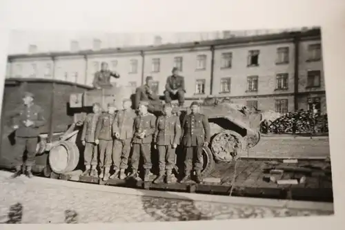 drei tolle alte Fotos - Soldaten - zerstörter russischer Panzer auf Waggon ???
