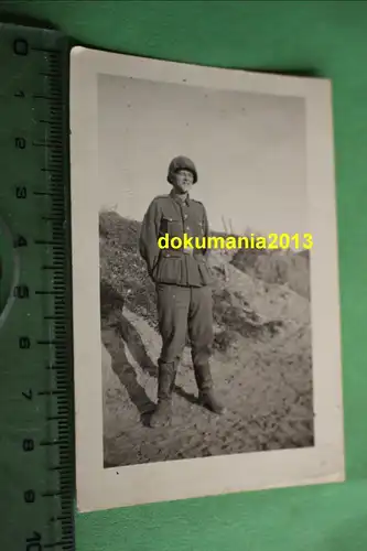 tolles altes Foto - Soldat mit Stahlhelm - Helm mit Tarnbezug