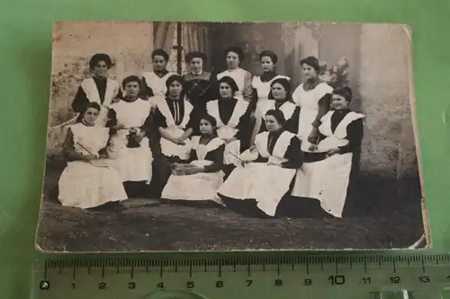 tolles altes Foto - Gruppe Frauen mit Schürze - Hauswirtschaftschule ??