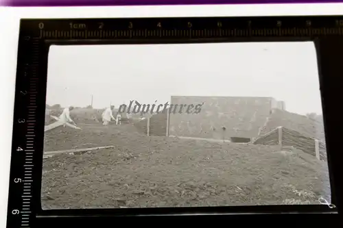 tolles altes Negativ - Soldaten beim Bau eines Bunkers  ??- RAD ?? 