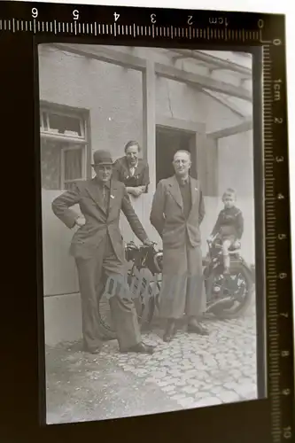 tolles altes Negativ - Männer posieren vor Oldtimer Motorrad - NSU ??