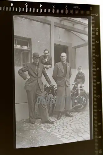 tolles altes Negativ - Männer posieren vor Oldtimer Motorrad - NSU ?? 