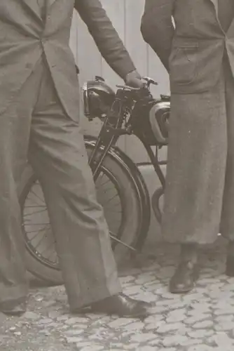 tolles altes Negativ - Männer posieren vor Oldtimer Motorrad - NSU ??