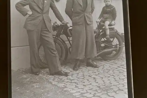 tolles altes Negativ - Männer posieren vor Oldtimer Motorrad - NSU ??