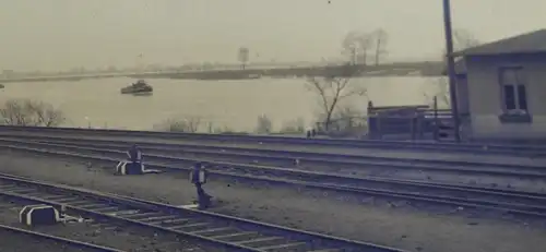 tolles altes Negativ - Eisenbahn Schienenstrecke Bahnhof ??  Fluß Güterbahnhof ?