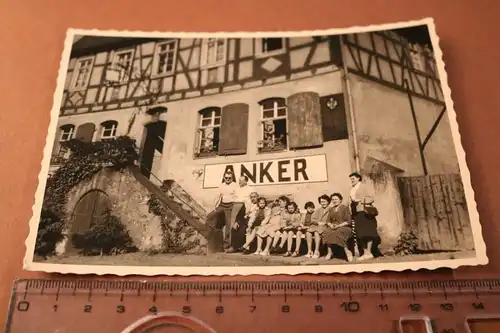 tolles altes Foto -  Personen vor Gebäude - Gasthof ??? Anker - 50er Jahre ?