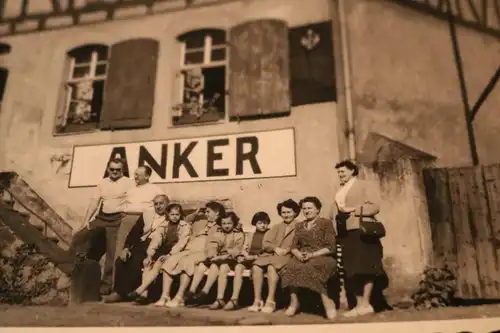 tolles altes Foto -  Personen vor Gebäude - Gasthof ??? Anker - 50er Jahre ?