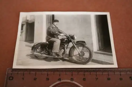 tolles altes Foto - Mann auf Oldtimer Motorrad A.J.S. 500ccm BJ 1947