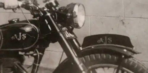 tolles altes Foto - Mann auf Oldtimer Motorrad A.J.S. 500ccm BJ 1947