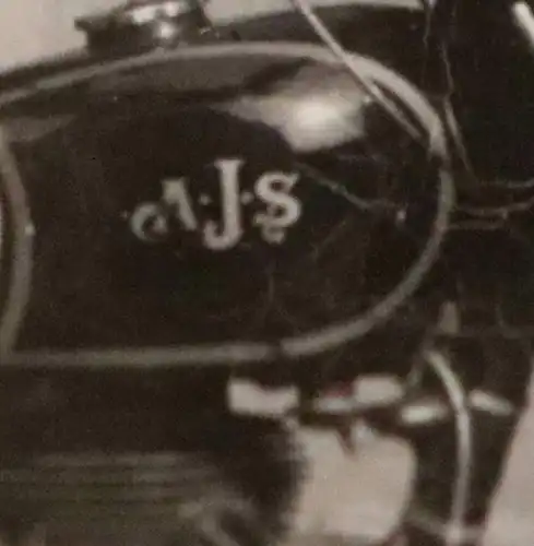 tolles altes Foto - Mann auf Oldtimer Motorrad A.J.S. 500ccm BJ 1947