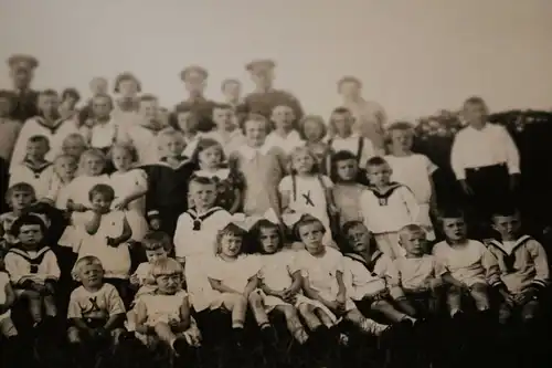 tolles altes Foto -Kindergruppe - Schulklasse ?? und Soldaten der Reichswehr