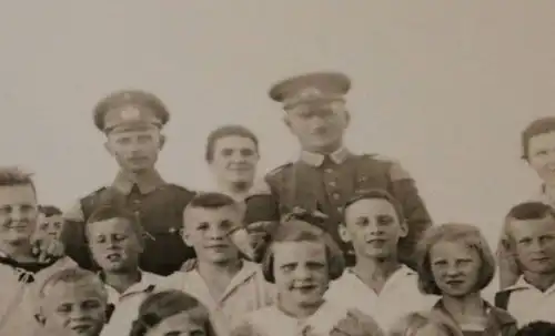 tolles altes Foto -Kindergruppe - Schulklasse ?? und Soldaten der Reichswehr
