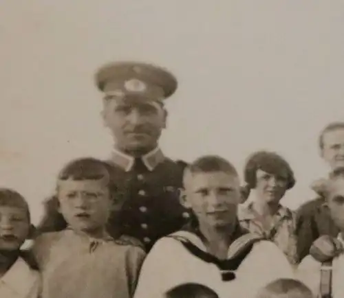 tolles altes Foto -Kindergruppe - Schulklasse ?? und Soldaten der Reichswehr