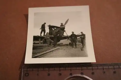 tolles altes Foto - deutsche Soldaten mit Flugzeug -- engl . Flughafen Laon 