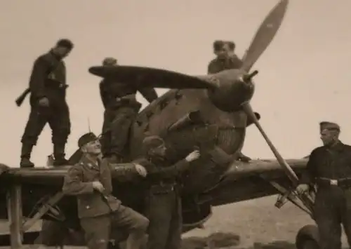 tolles altes Foto - deutsche Soldaten mit Flugzeug -- engl . Flughafen Laon