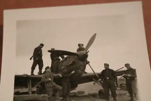 tolles altes Foto - deutsche Soldaten mit Flugzeug -- engl . Flughafen Laon 