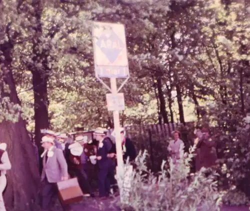 altes Farbdia - Gruppe Männer und Werbeschild Aral Tankstelle - 50-60er Jahre