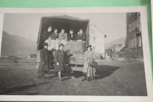 zwei tolle alte Fotos - Nachkriegszeit - Frauen auf LKW - Arbeitsdienst ?? 40-50