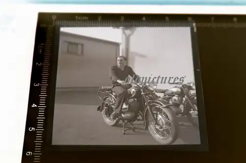 tolles altes Negativ - Mann sitzt auf Oldtimer Motorrad - 30-40er Jahre 