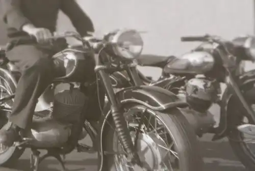 tolles altes Negativ - Mann sitzt auf Oldtimer Motorrad - 30-40er Jahre