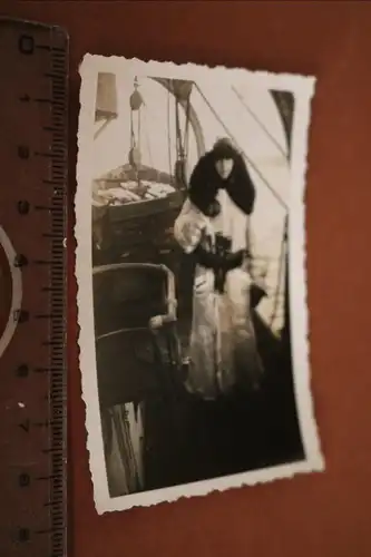 tolles altes Foto - Portrait Soldat auf Schiff Wintermantel - Handgranaten 