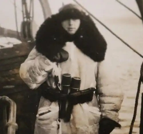 tolles altes Foto - Portrait Soldat auf Schiff Wintermantel - Handgranaten