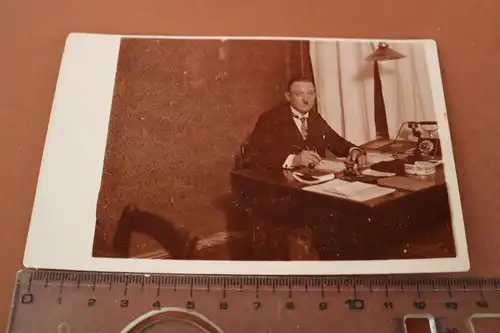 tolles altes Foto -  Mann an seinem Schreibtisch, Telefon, Aschenbecher, 1910-20