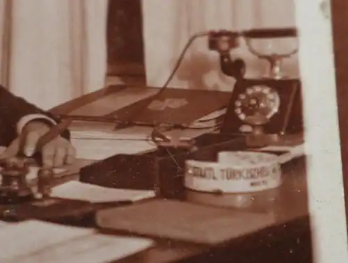 tolles altes Foto -  Mann an seinem Schreibtisch, Telefon, Aschenbecher, 1910-20