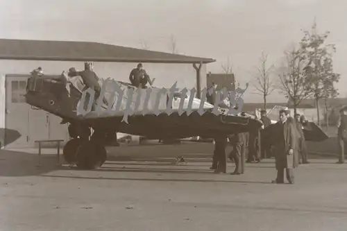 tolles altes Negativ - Soldaten überprüfen eine  Junkers W 33 EX Lufthansa