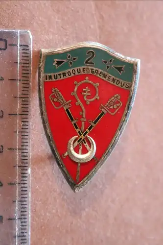 tolles altes Abzeichen IN UTROQUE TREMENDUS" 2 ème régiment de Chasseurs