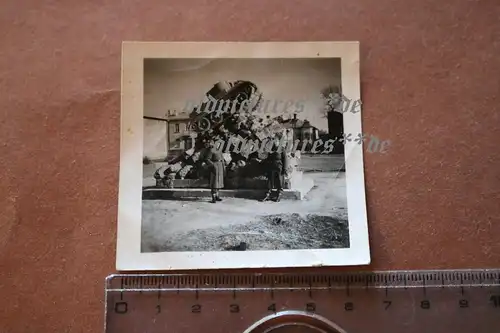 tolles altes Foto - Soldaten vor Panzer Denkmal - Ort ???