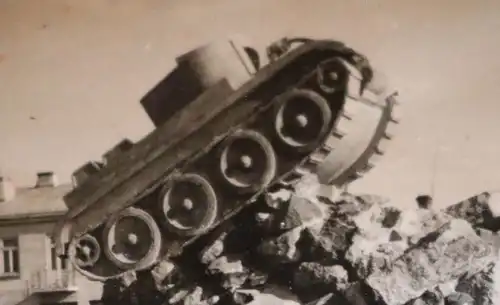 tolles altes Foto - Soldaten vor Panzer Denkmal - Ort ???