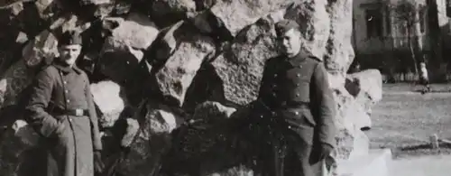 tolles altes Foto - Soldaten vor Panzer Denkmal - Ort ???